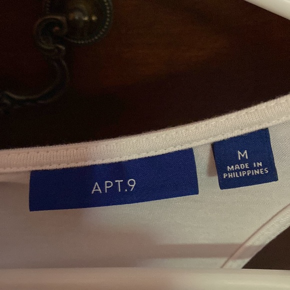 White sleeveless top - Picture 3 of 3